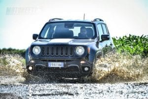 jeep renegade nel fango con motoreetto