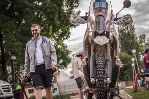 gibraltar race 2018 entrevista con los medios motoreetto hombre en el campamento