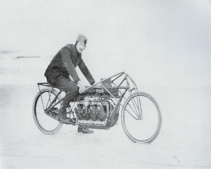 Glenn Curtiss en su V8 ​​en 1907