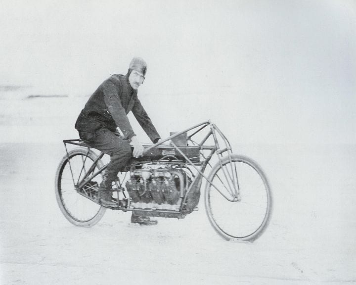 Glenn Curtiss op sy V8 in 1907