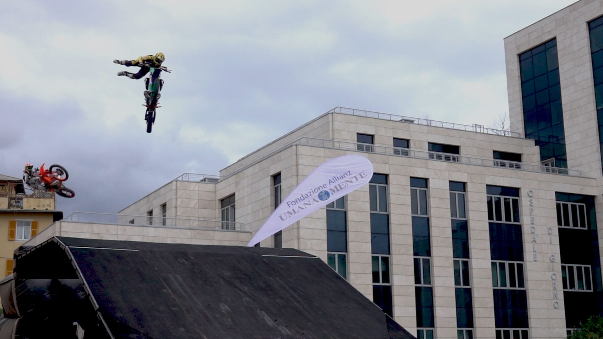 Buon Natale Freestyle Testo.Motocross E Freestyle Al Gaslini Di Genova Mototerapia Di Buon Natale