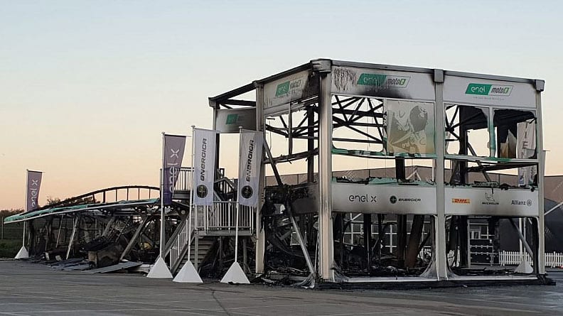 motocicletas y jerez paddock de MotoGP fuego energética Enel Dorna