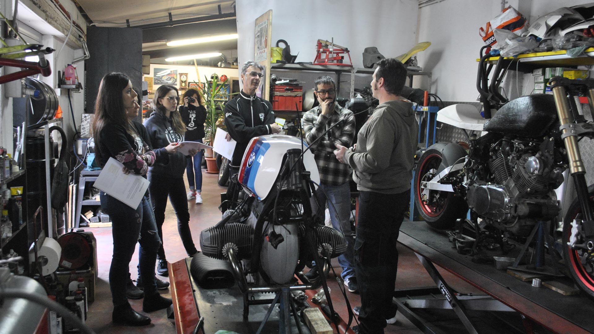 Mekaniske falder under vedligeholdelse motorcykel