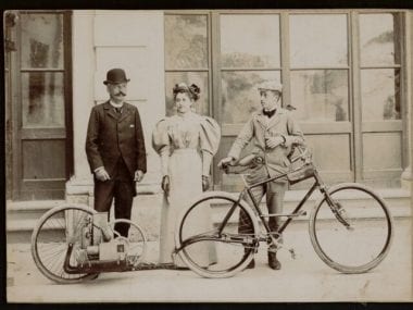Enrico Bernardi y sus hijos Pia y Laura con la primera bicicleta de la historia.