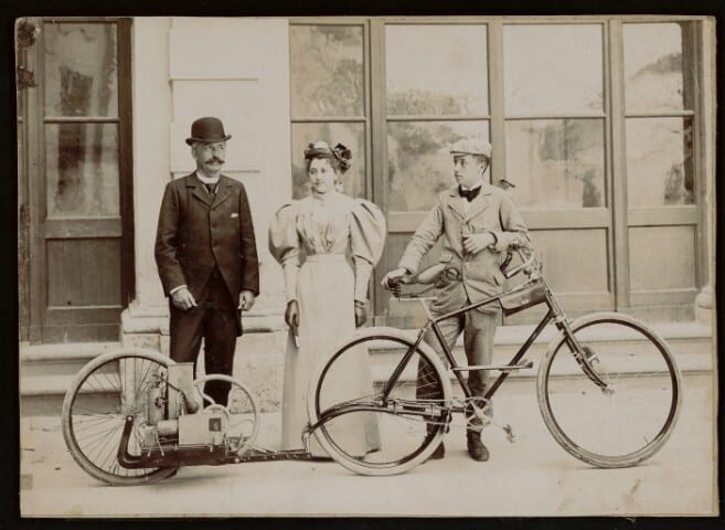 Enrico Bernardi and his sons Pia and Laura with the first bike in history