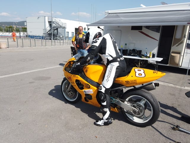 motoretto en la pista en magione prueba un suzuki gsx-r 600 del 2004