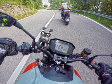 Alquiler de excursión en moto eléctrica con motor por el lago de Garda