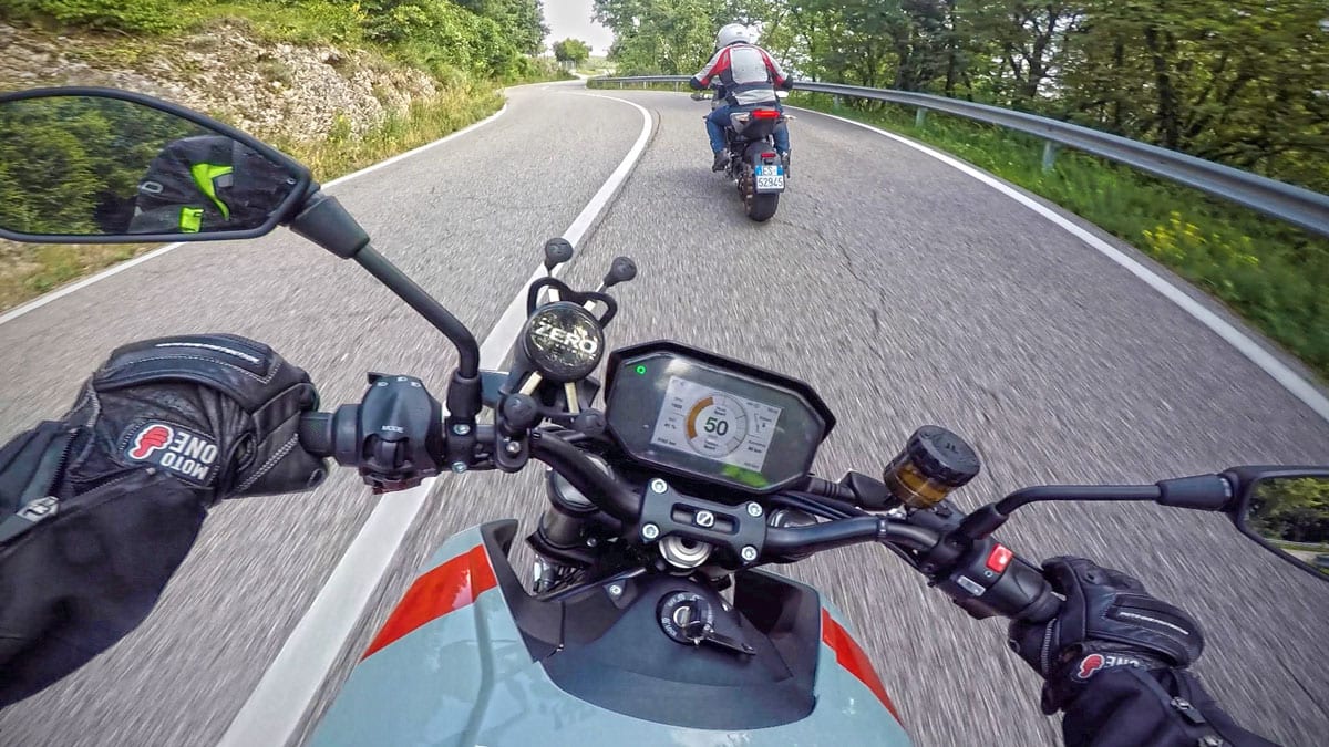 Alquiler de excursión en moto eléctrica con motor por el lago de Garda