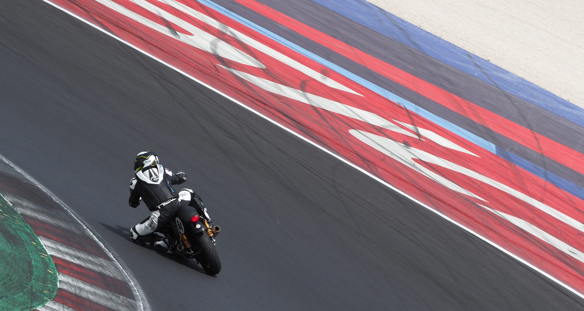 motoretto en acción en el roble de misano durante el zard pro day