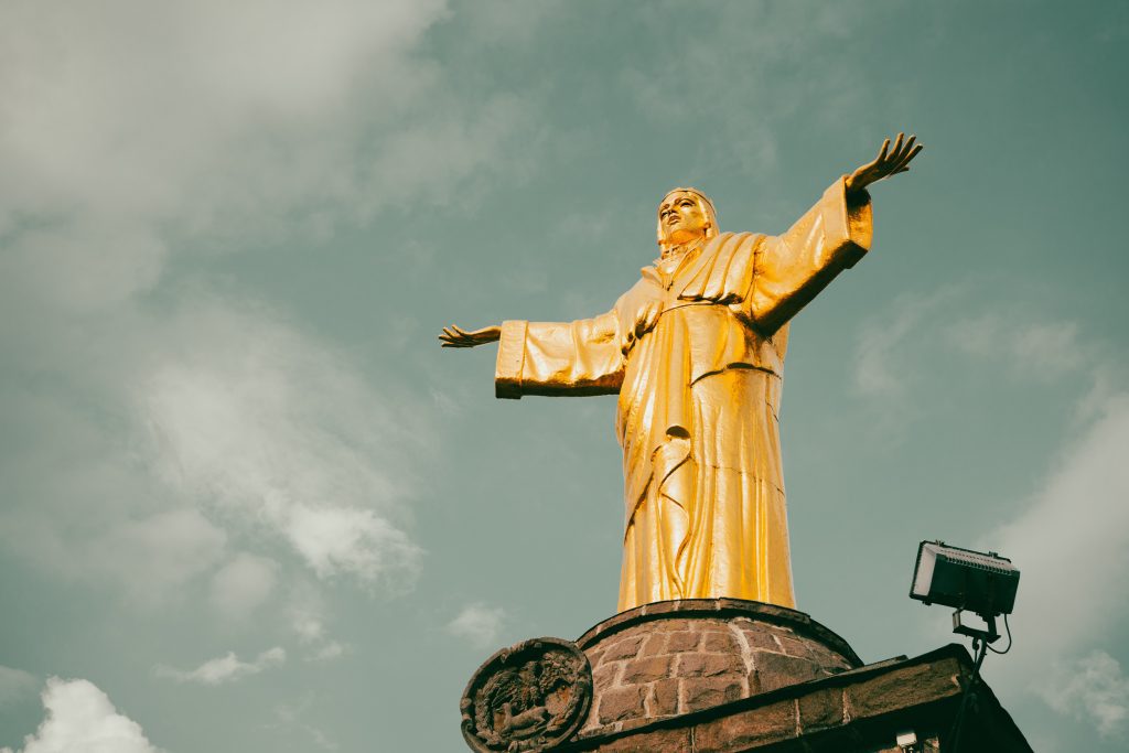 statue af Kristus kongen i bienno
