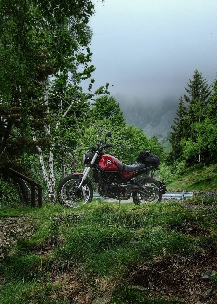 benelli leoncino trail motoretto testin në zegna panoramike dhe mbi papastërti