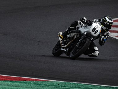 video de moto guzzi de resistencia rapida de motoretto en misano y magione